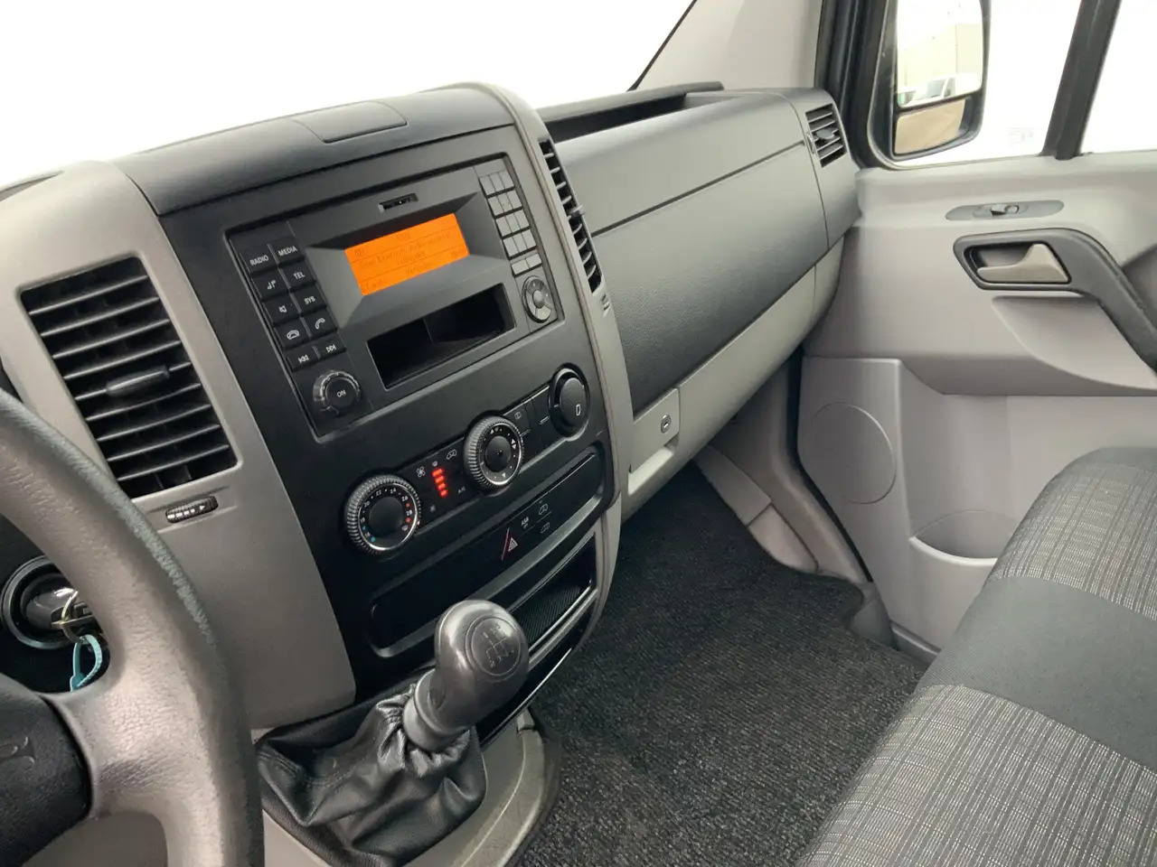 Mercedes-Benz Sprinter 311 2.2 CDI 366 L2H1 Airco 3 Zits Opstap& Trekhaak - Furgón: foto 5 Mercedes-Benz Sprinter 311 2.2 CDI 366 L2H1 Airco 3 Zits Opstap& Trekhaak - Furgón: foto 5