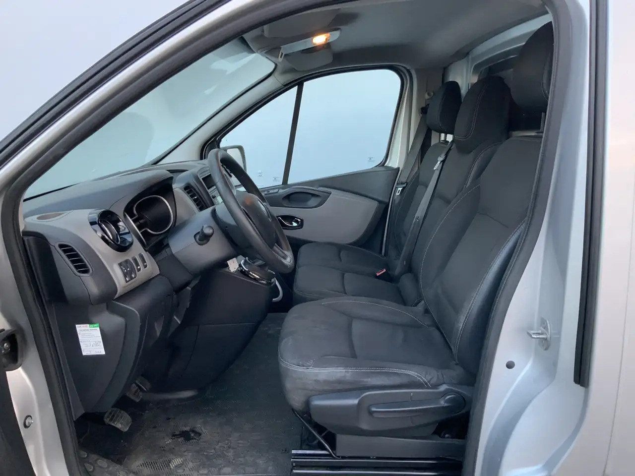 Renault Trafic 1.6 dCi T29 L2H1 Comfort Airco Cruise 3 Zits EXPOR - Furgón: foto 4 Renault Trafic 1.6 dCi T29 L2H1 Comfort Airco Cruise 3 Zits EXPOR - Furgón: foto 4