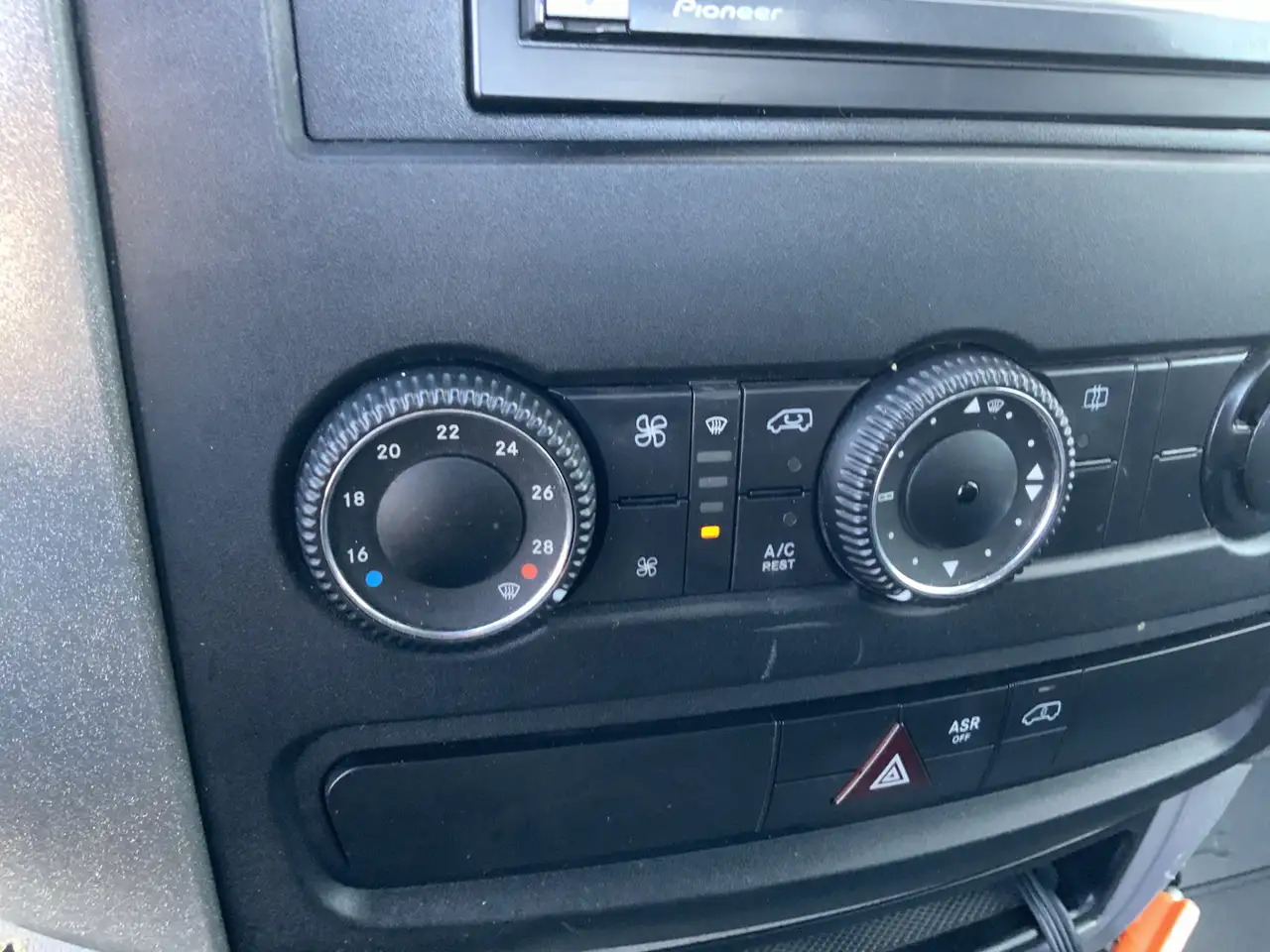 Volkswagen Crafter 50 2.0 TDI L2H1Pick Up Airco Cruise Trekhaak 3500 - Furgoneta caja abierta: foto 5 Volkswagen Crafter 50 2.0 TDI L2H1Pick Up Airco Cruise Trekhaak 3500 - Furgoneta caja abierta: foto 5