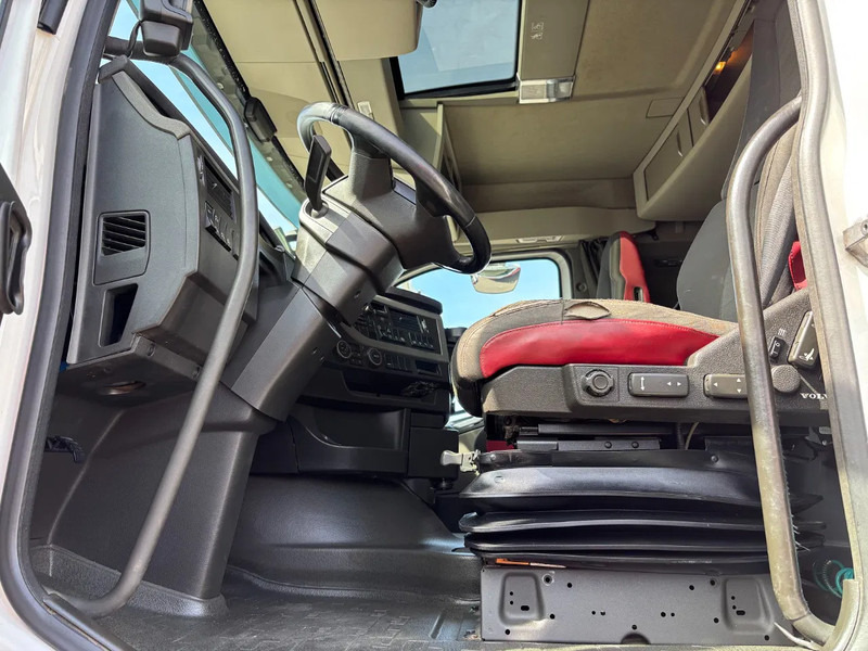 Foto del interior 1: Cabeza tractora Volvo FH 540 8X4 Euro 6 Palfinger PK 53002 + PJ125 Fly jib