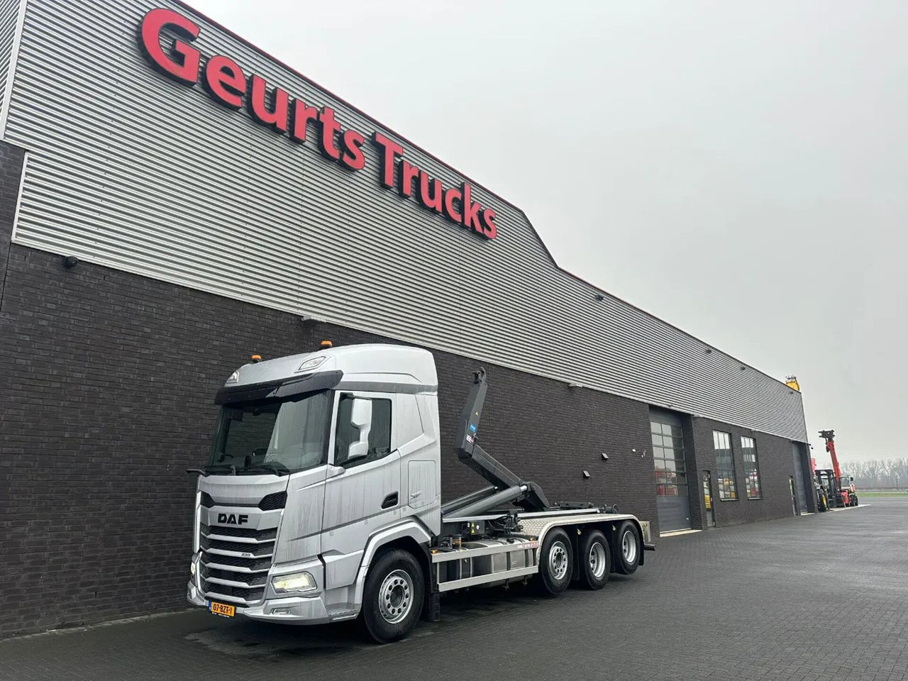 DAF XF 530 8X2 TRIPLE VDL S-30-6700 HAAKARMSYSTEEM/A - Camión multibasculante: foto 2 DAF XF 530 8X2 TRIPLE VDL S-30-6700 HAAKARMSYSTEEM/A - Camión multibasculante: foto 2