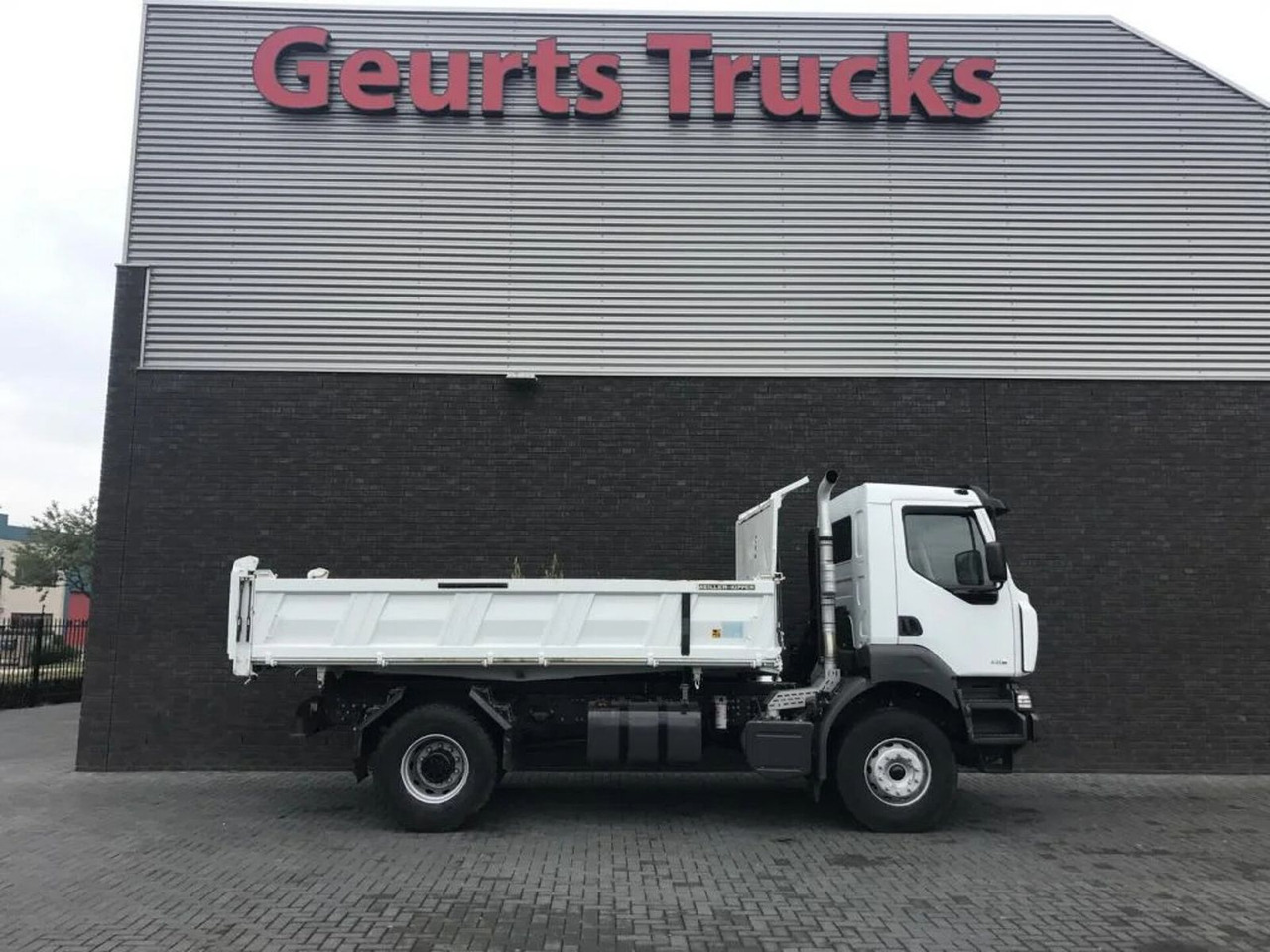 Renault Kerax 330 DXI 4X2 KIPPER/TIPPER ONLY 27.000 KM ! - Camión volquete: foto 3 Renault Kerax 330 DXI 4X2 KIPPER/TIPPER ONLY 27.000 KM ! - Camión volquete: foto 3