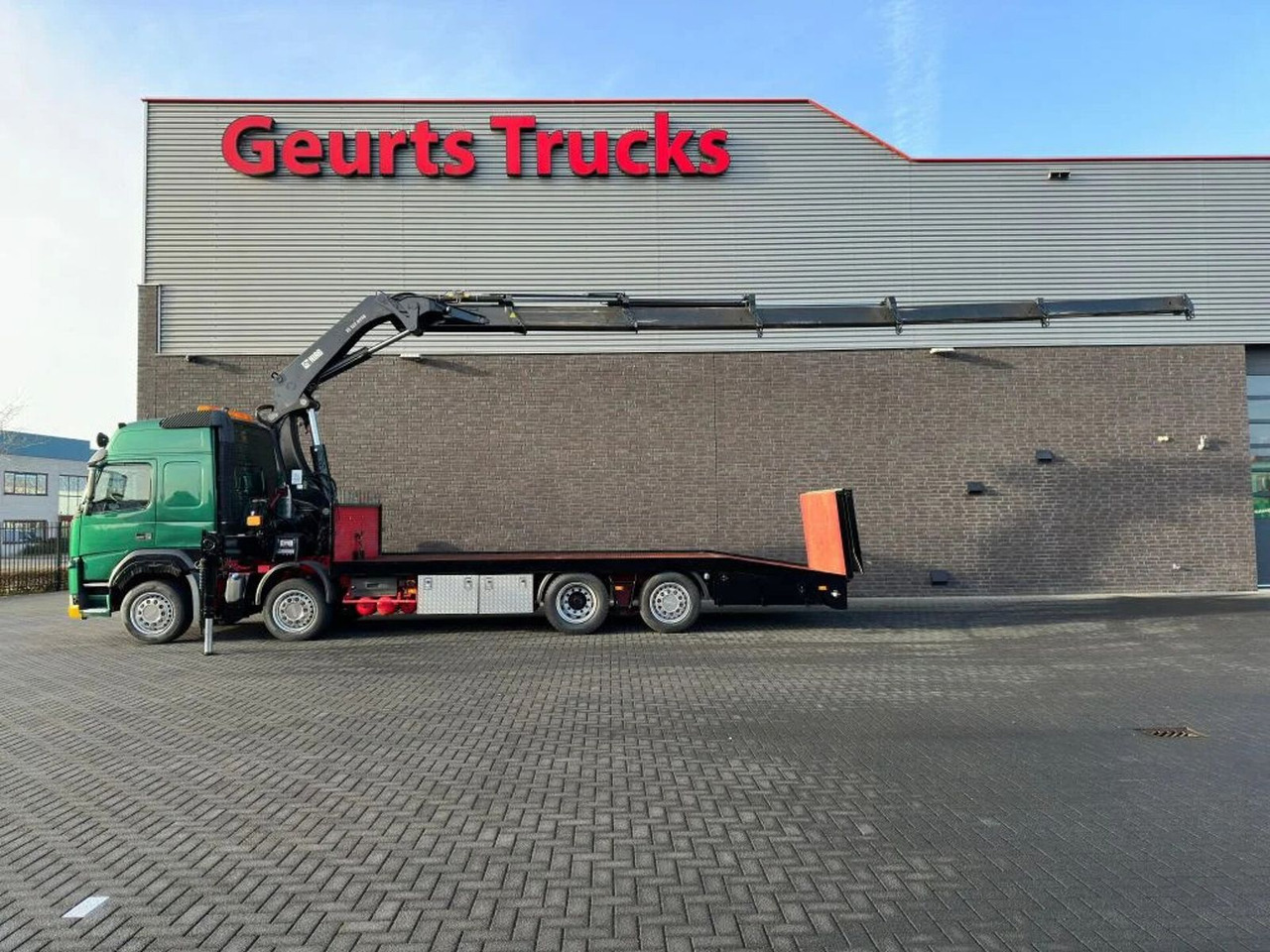Volvo FM 500 8X2 OPRIJWAGEN/MACHINE TRANSPORTER + HIAB - Camión grúa: foto 1 Volvo FM 500 8X2 OPRIJWAGEN/MACHINE TRANSPORTER + HIAB - Camión grúa: foto 1