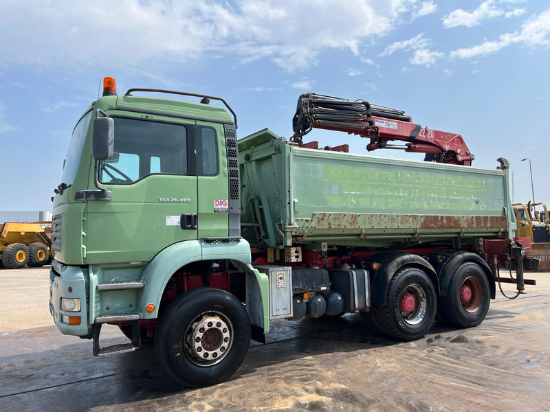 MAN TGA 26.480 tipper + HMF crane - Camión volquete, Camión grúa: foto 1 MAN TGA 26.480 tipper + HMF crane - Camión volquete, Camión grúa: foto 1