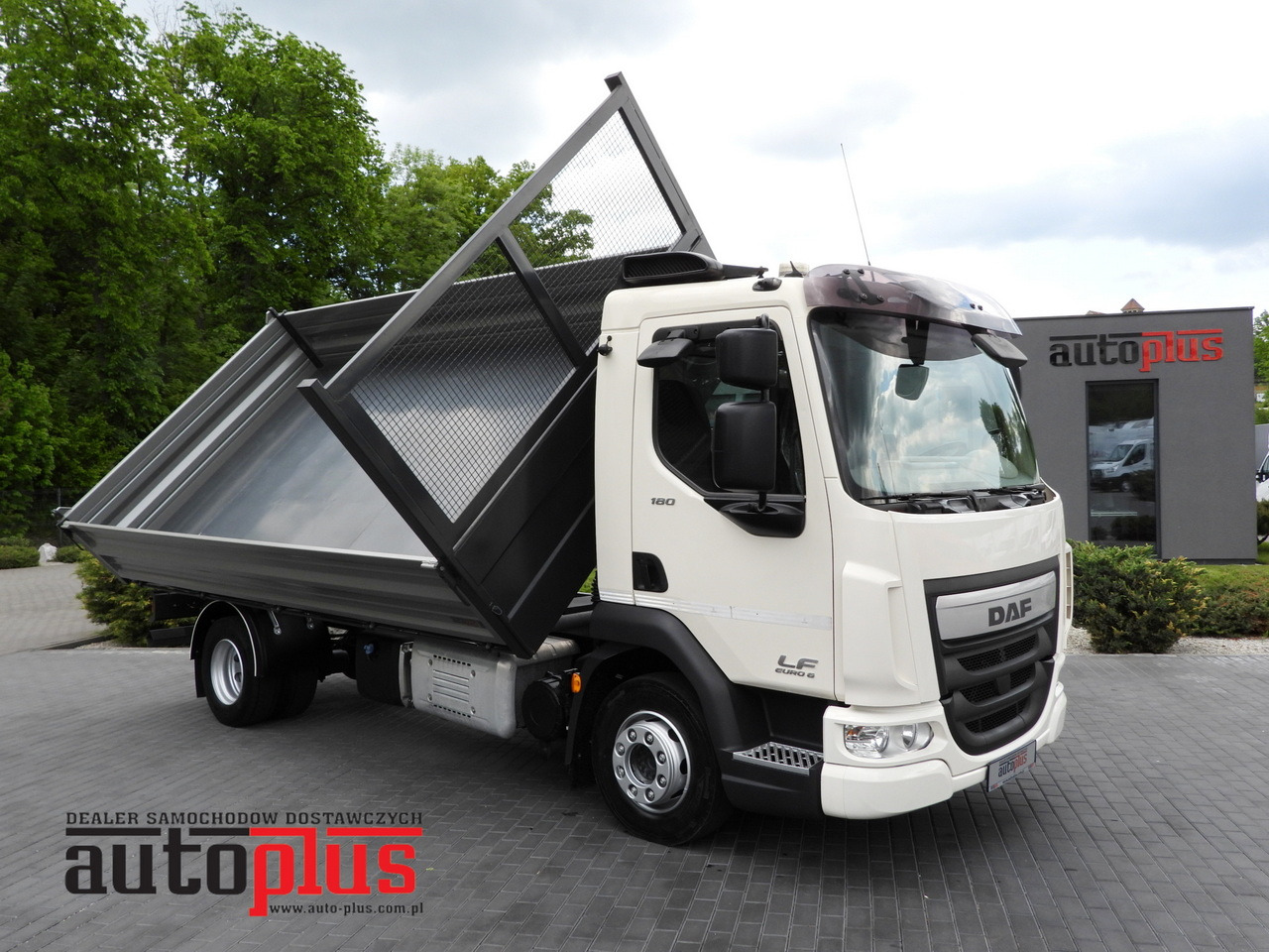 DAF LF 180 THREE-WAY TIPPER CRUISE CONTROL LED LIGHTS AUTOMATIC TRANSMISSION TWIN WHEELS AIR CONDITIONING 180HP - Camión volquete: foto 1 DAF LF 180 THREE-WAY TIPPER CRUISE CONTROL LED LIGHTS AUTOMATIC TRANSMISSION TWIN WHEELS AIR CONDITIONING 180HP - Camión volquete: foto 1