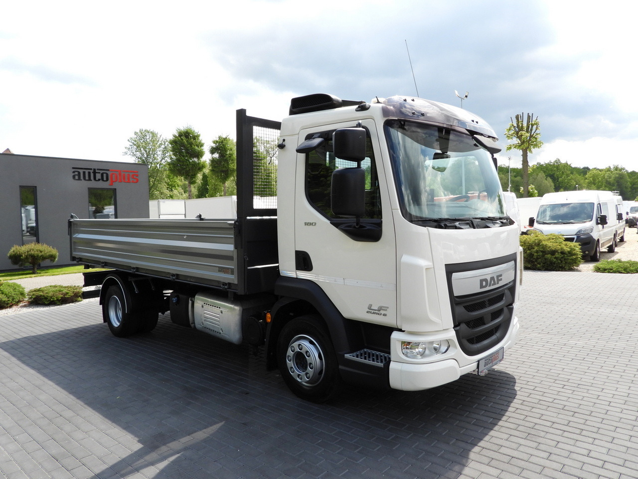 DAF LF 180 THREE-WAY TIPPER CRUISE CONTROL LED LIGHTS AUTOMATIC TRANSMISSION TWIN WHEELS AIR CONDITIONING 180HP - Camión volquete: foto 4 DAF LF 180 THREE-WAY TIPPER CRUISE CONTROL LED LIGHTS AUTOMATIC TRANSMISSION TWIN WHEELS AIR CONDITIONING 180HP - Camión volquete: foto 4