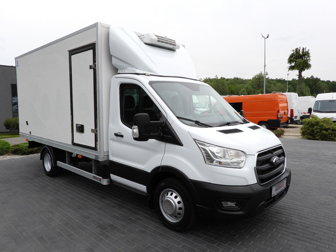 FORD TRANSIT BOX / REFRIGERATOR BOX 5*C / CRUISE CONTROL LED LIGHTS TWIN WHEELS AIR CONDITIONING 130HP - Furgoneta caja cerrada: foto 4 FORD TRANSIT BOX / REFRIGERATOR BOX 5*C / CRUISE CONTROL LED LIGHTS TWIN WHEELS AIR CONDITIONING 130HP - Furgoneta caja cerrada: foto 4