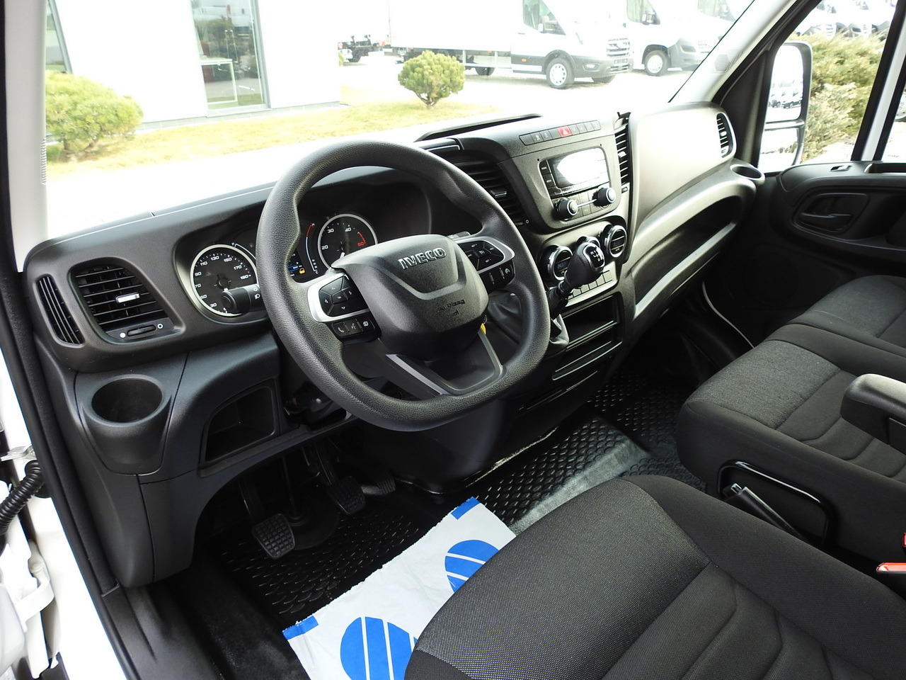 IVECO DAILY 35C16 BOX LIFT 8 PALLETS CRUISE CONTROL TWIN WHEELS AIR CONDITIONING  160HP - Furgoneta frigorifica: foto 2 IVECO DAILY 35C16 BOX LIFT 8 PALLETS CRUISE CONTROL TWIN WHEELS AIR CONDITIONING  160HP - Furgoneta frigorifica: foto 2