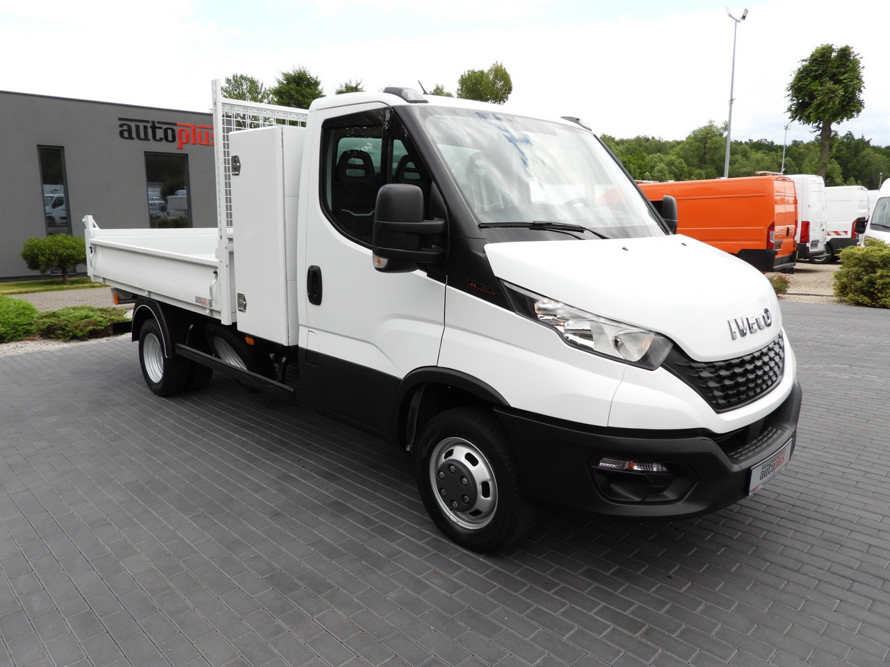 IVECO DAILY 35C16 TIPPER CRUISE CONTROL TWIN WHEELS AIR CONDITIONING 160HP - Furgoneta basculante: foto 4 IVECO DAILY 35C16 TIPPER CRUISE CONTROL TWIN WHEELS AIR CONDITIONING 160HP - Furgoneta basculante: foto 4