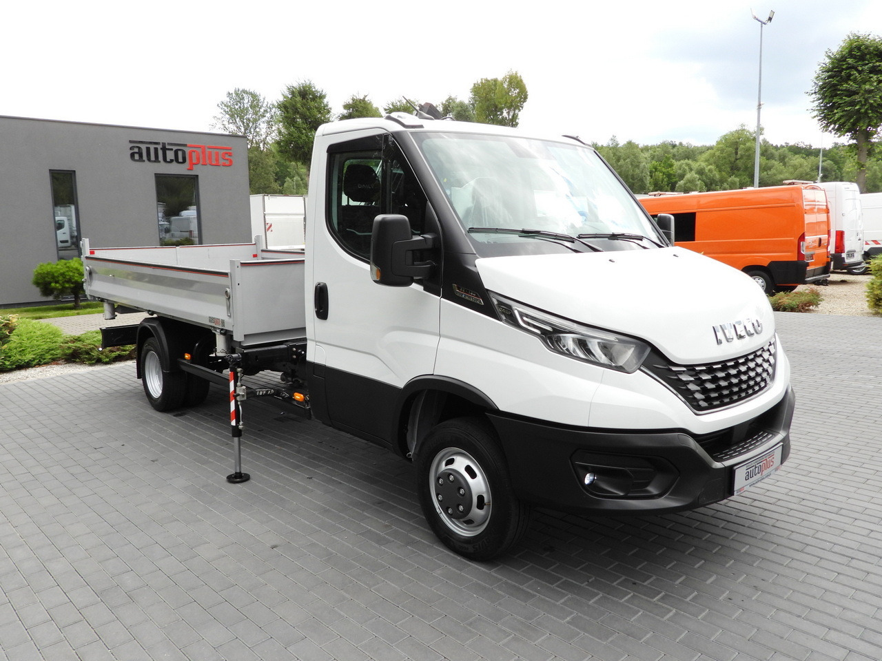 IVECO DAILY 35C18 THREE-WAY TIPPER 3 HDS SEATS CRUISE CONTROL LED LIGHTS AUTOMATIC TRANSMISSION HI-MATIC TWIN WHEELS AIR CONDITIONING 180HP - Furgoneta basculante: foto 4 IVECO DAILY 35C18 THREE-WAY TIPPER 3 HDS SEATS CRUISE CONTROL LED LIGHTS AUTOMATIC TRANSMISSION HI-MATIC TWIN WHEELS AIR CONDITIONING 180HP - Furgoneta basculante: foto 4