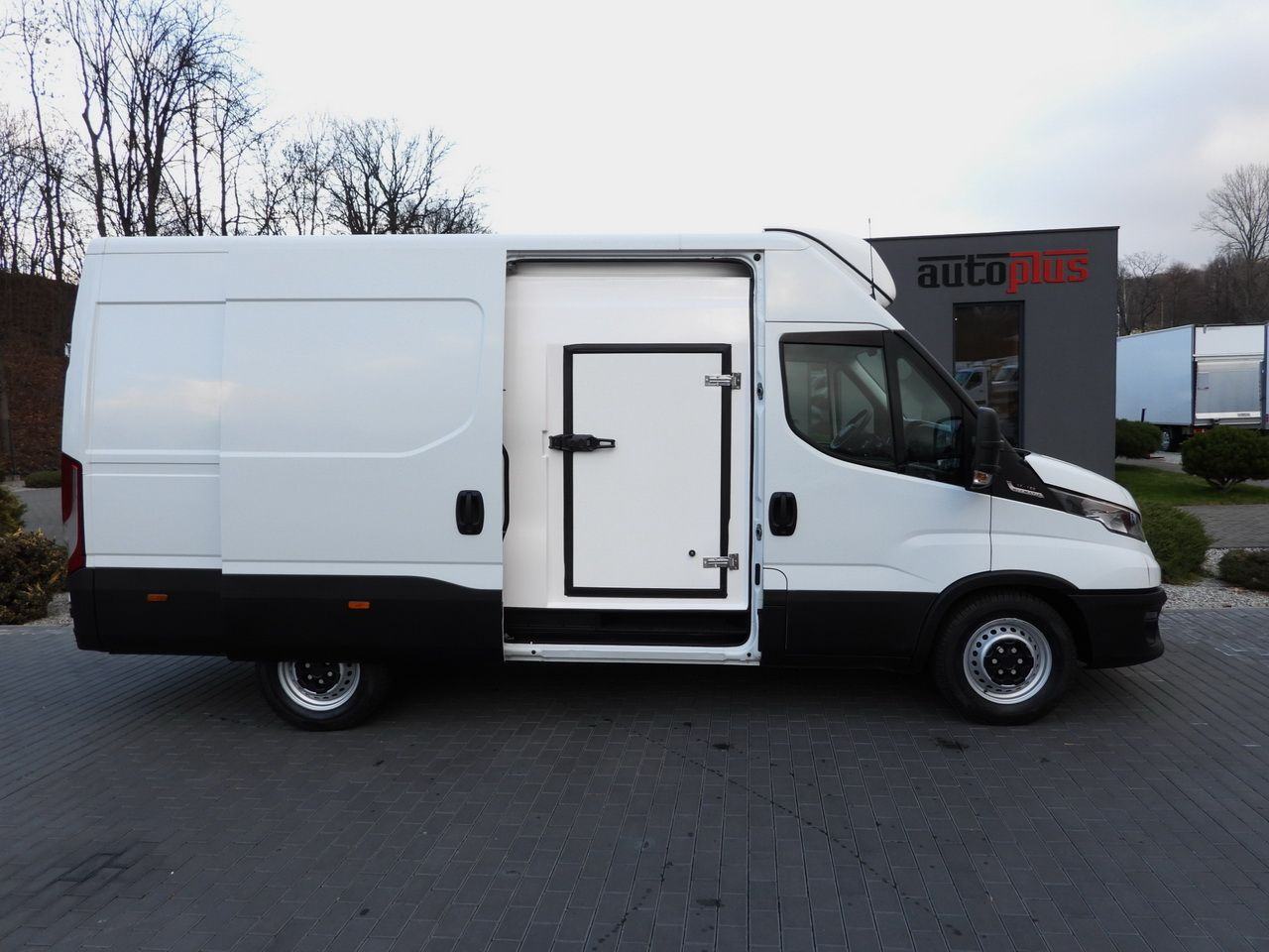 Furgoneta frigorifica IVECO DAILY 35S14 REFRIGERATOR VAN 0*C POWER SUPPLY 230V NAVIGATION AUTOMATIC TRANSMISSION  AIR CONDITIONING  140HP: foto 8