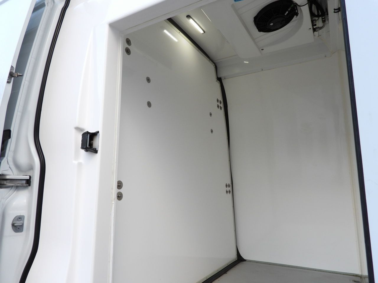 Furgoneta frigorifica IVECO DAILY 35S14 REFRIGERATOR VAN 0*C POWER SUPPLY 230V NAVIGATION AUTOMATIC TRANSMISSION  AIR CONDITIONING  140HP: foto 24