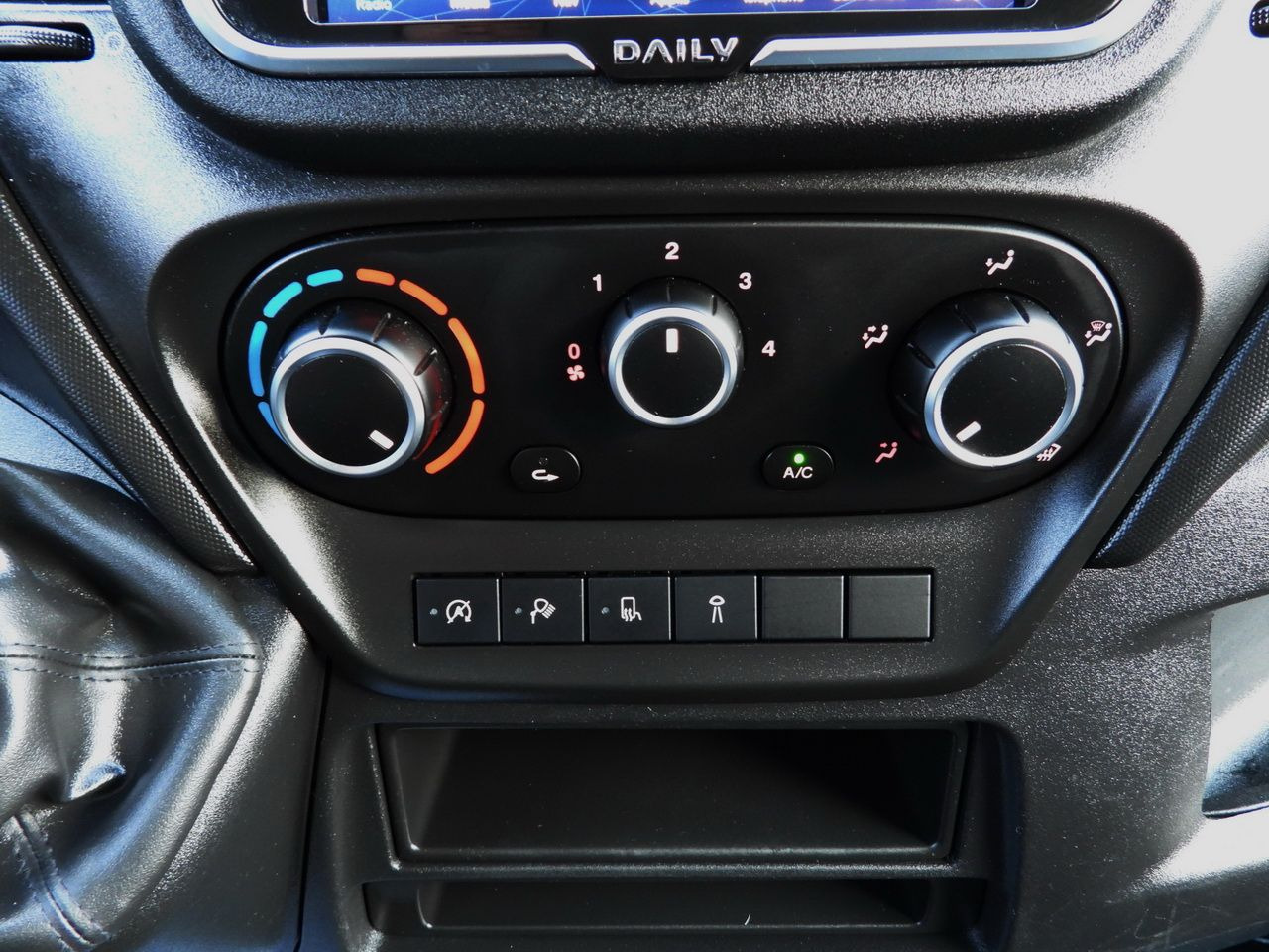 Furgoneta frigorifica IVECO DAILY 35S14 REFRIGERATOR VAN 0*C POWER SUPPLY 230V NAVIGATION AUTOMATIC TRANSMISSION  AIR CONDITIONING  140HP: foto 46