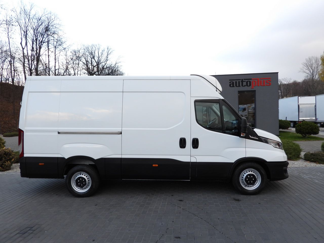 Furgoneta frigorifica IVECO DAILY 35S14 REFRIGERATOR VAN 0*C POWER SUPPLY 230V NAVIGATION AUTOMATIC TRANSMISSION  AIR CONDITIONING  140HP: foto 7