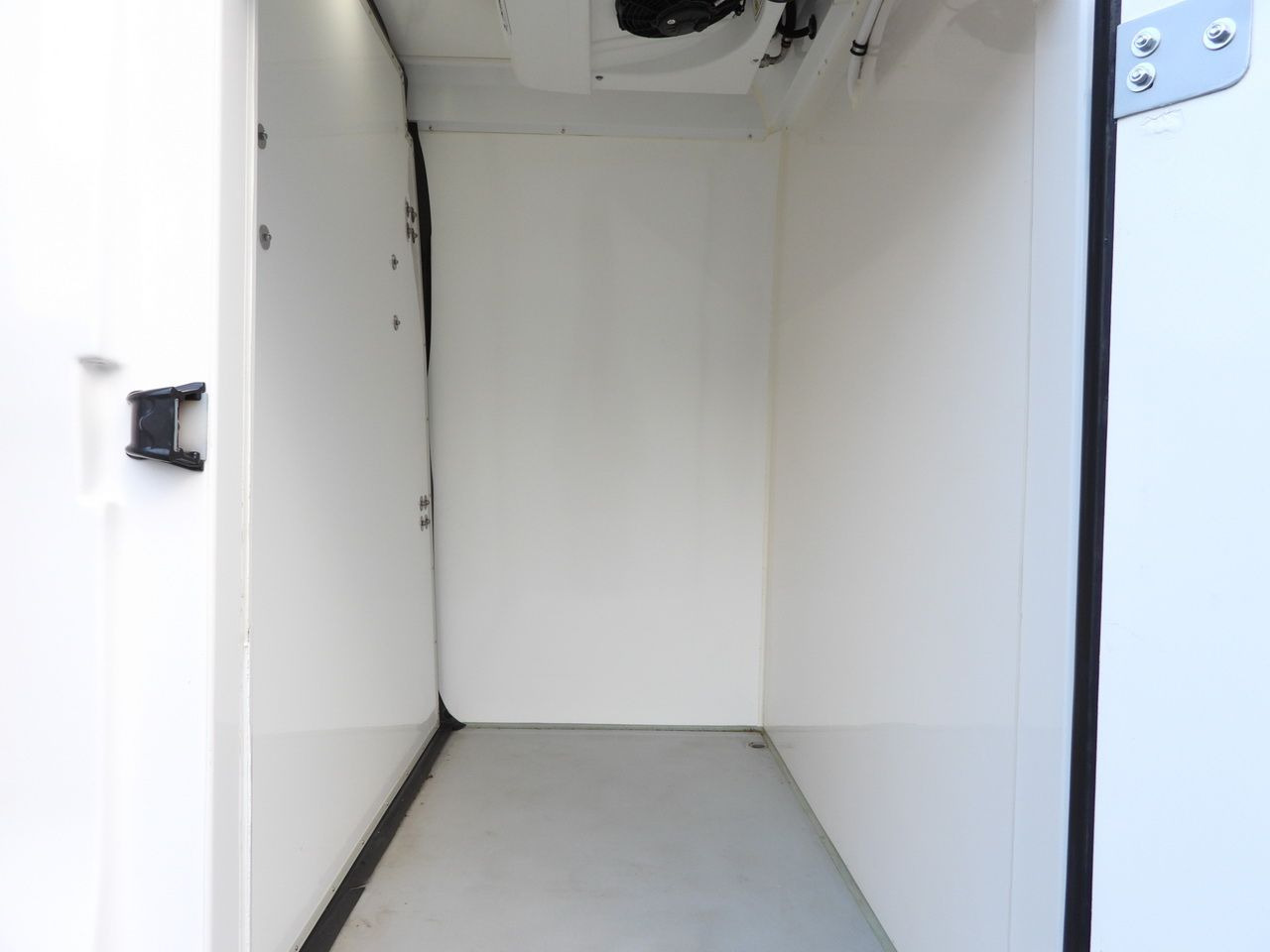 Furgoneta frigorifica IVECO DAILY 35S14 REFRIGERATOR VAN 0*C POWER SUPPLY 230V NAVIGATION AUTOMATIC TRANSMISSION  AIR CONDITIONING  140HP: foto 23