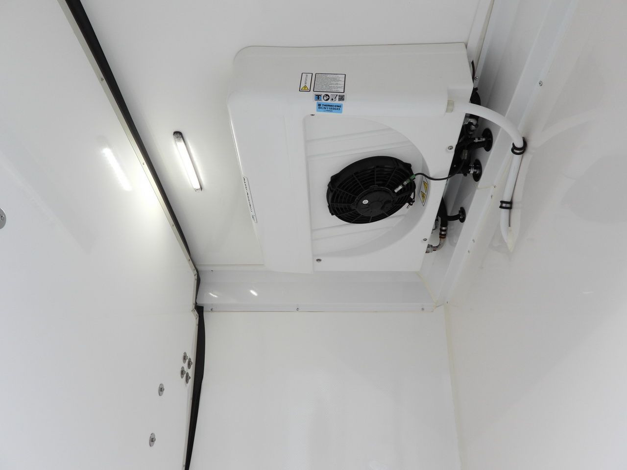 Furgoneta frigorifica IVECO DAILY 35S14 REFRIGERATOR VAN 0*C POWER SUPPLY 230V NAVIGATION AUTOMATIC TRANSMISSION  AIR CONDITIONING  140HP: foto 25