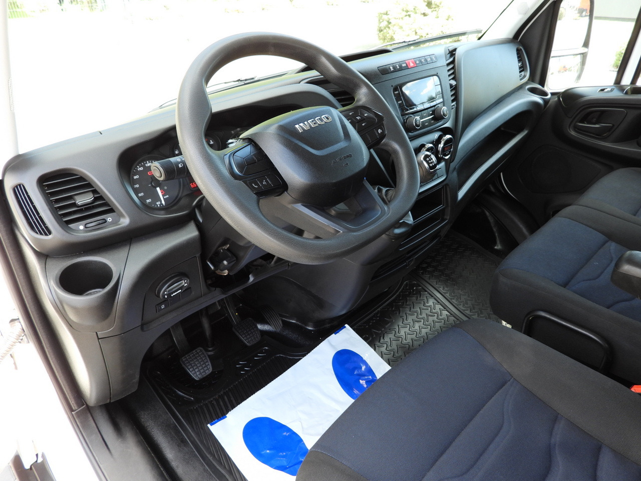 IVECO DAILY 35S14 STAKE BODY DOUBLE CABIN DOKA 7 SEATS CRUISE CONTROL AIR CONDITIONING 135HP - Furgoneta combi: foto 2 IVECO DAILY 35S14 STAKE BODY DOUBLE CABIN DOKA 7 SEATS CRUISE CONTROL AIR CONDITIONING 135HP - Furgoneta combi: foto 2