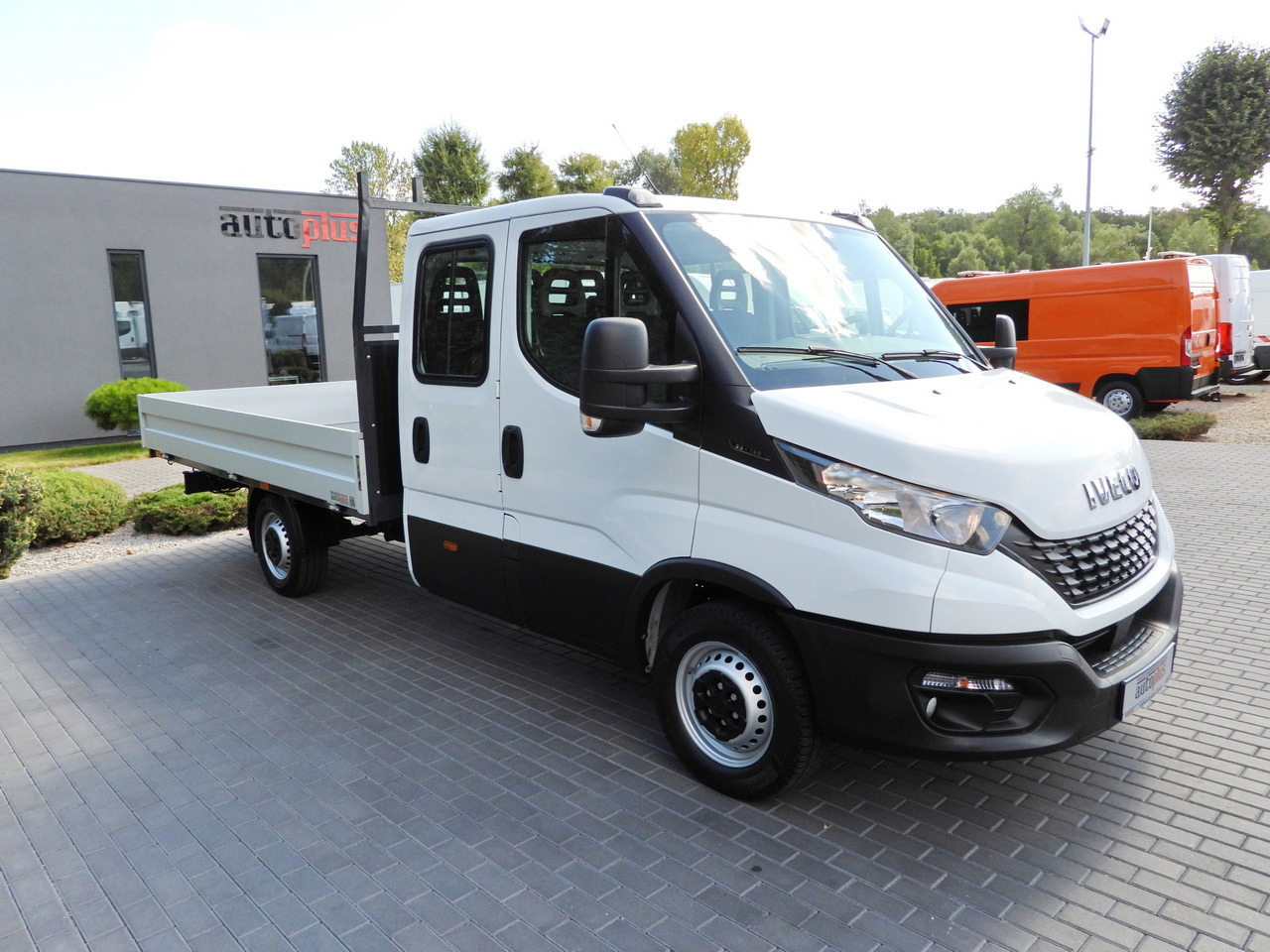 IVECO DAILY 35S14 STAKE BODY DOUBLE CABIN DOKA 7 SEATS CRUISE CONTROL AIR CONDITIONING 135HP - Furgoneta combi: foto 4 IVECO DAILY 35S14 STAKE BODY DOUBLE CABIN DOKA 7 SEATS CRUISE CONTROL AIR CONDITIONING 135HP - Furgoneta combi: foto 4