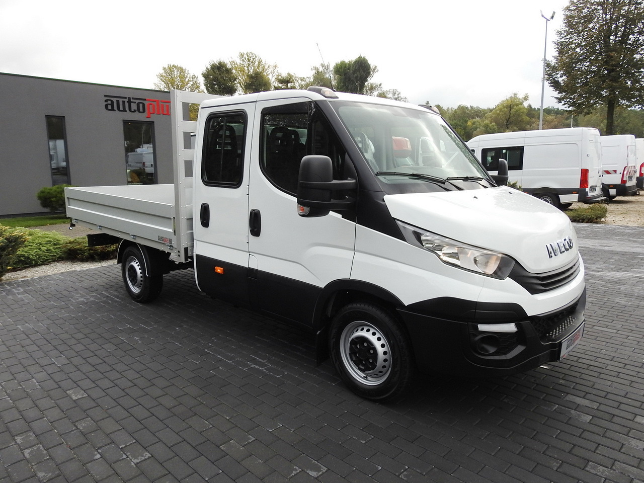IVECO DAILY 35S15 STAKE BODY DOUBLE CABIN DOKA 7 SEATS AIR CONDITIONING 150HP - Furgoneta caja abierta: foto 4 IVECO DAILY 35S15 STAKE BODY DOUBLE CABIN DOKA 7 SEATS AIR CONDITIONING 150HP - Furgoneta caja abierta: foto 4