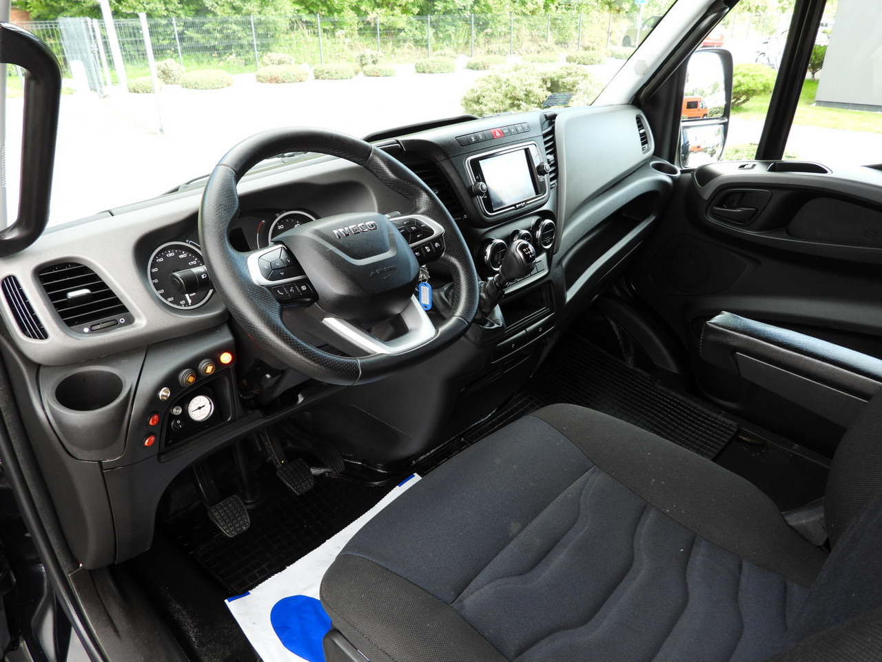 IVECO DAILY 35S18 BOX LIFT 8 PALLETS WEBASTO CRUISE CONTROL NAVIGATION LED LIGHTS PNEUMATICS AIR CONDITIONING 180HP - Furgoneta caja cerrada: foto 2 IVECO DAILY 35S18 BOX LIFT 8 PALLETS WEBASTO CRUISE CONTROL NAVIGATION LED LIGHTS PNEUMATICS AIR CONDITIONING 180HP - Furgoneta caja cerrada: foto 2