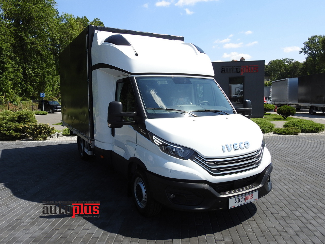 IVECO DAILY 35S18 NEW TARPAULIN 8 PALLETS CRUISE CONTROL NAVIGATION LED LIGHTS AUTOMATIC TRANSMISSION HI-MATIC MANUFACTURERS WARRANTY  180HP - Furgoneta con lona: foto 1 IVECO DAILY 35S18 NEW TARPAULIN 8 PALLETS CRUISE CONTROL NAVIGATION LED LIGHTS AUTOMATIC TRANSMISSION HI-MATIC MANUFACTURERS WARRANTY  180HP - Furgoneta con lona: foto 1