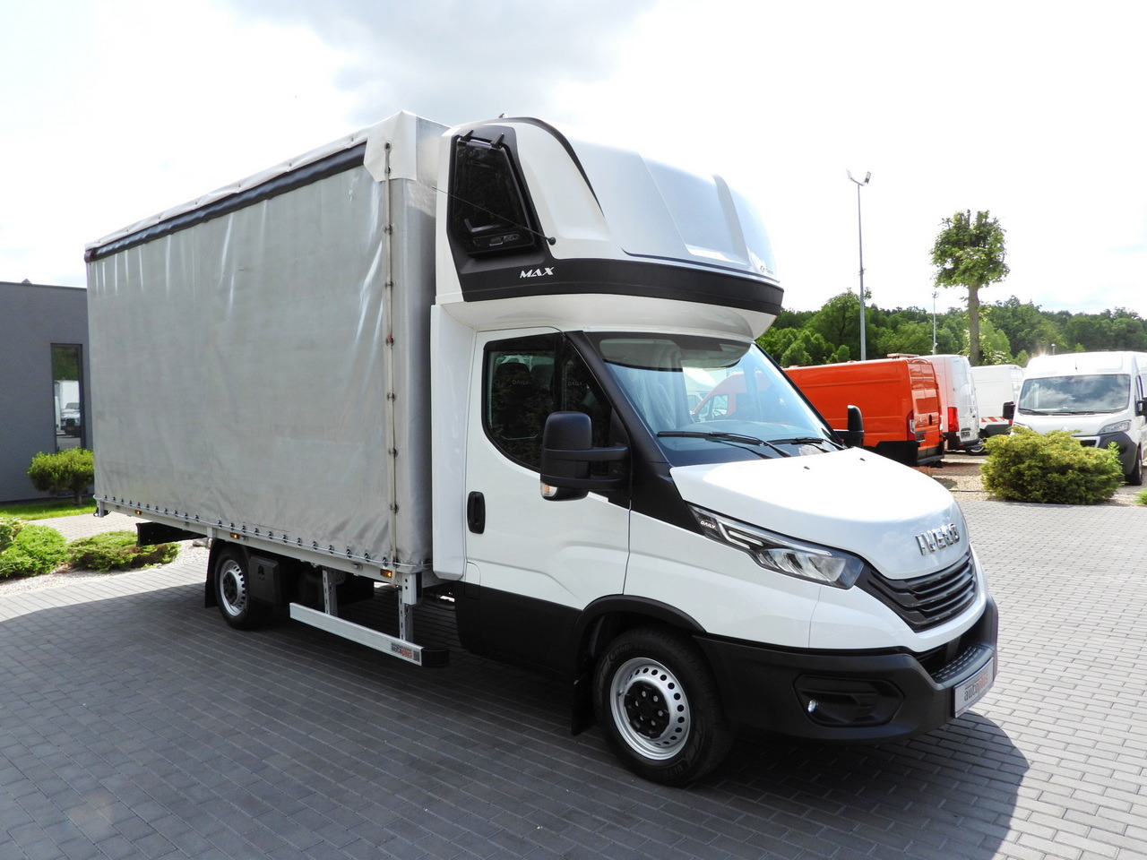 IVECO DAILY 35S18 TARPAULIN 10 PALLETS CRUISE CONTROL LED LIGHTS AIR CONDITIONING 180HP - Furgoneta con lona: foto 4 IVECO DAILY 35S18 TARPAULIN 10 PALLETS CRUISE CONTROL LED LIGHTS AIR CONDITIONING 180HP - Furgoneta con lona: foto 4