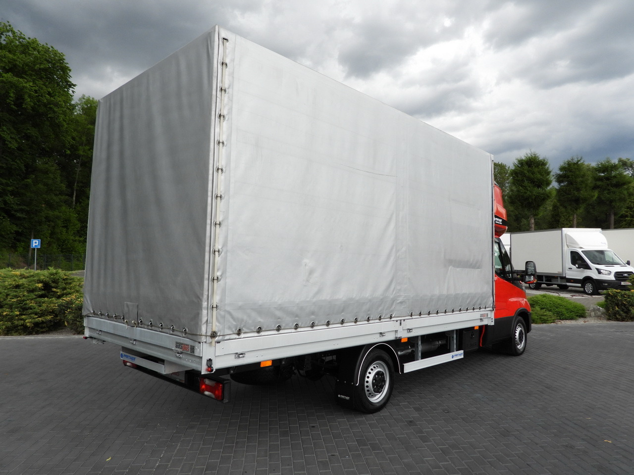 IVECO DAILY 35S18 TARPAULIN 10 PALLETS WEBASTO CRUISE CONTROL LED LIGHTS AIR CONDITIONING 180HP - Furgoneta con lona: foto 3 IVECO DAILY 35S18 TARPAULIN 10 PALLETS WEBASTO CRUISE CONTROL LED LIGHTS AIR CONDITIONING 180HP - Furgoneta con lona: foto 3