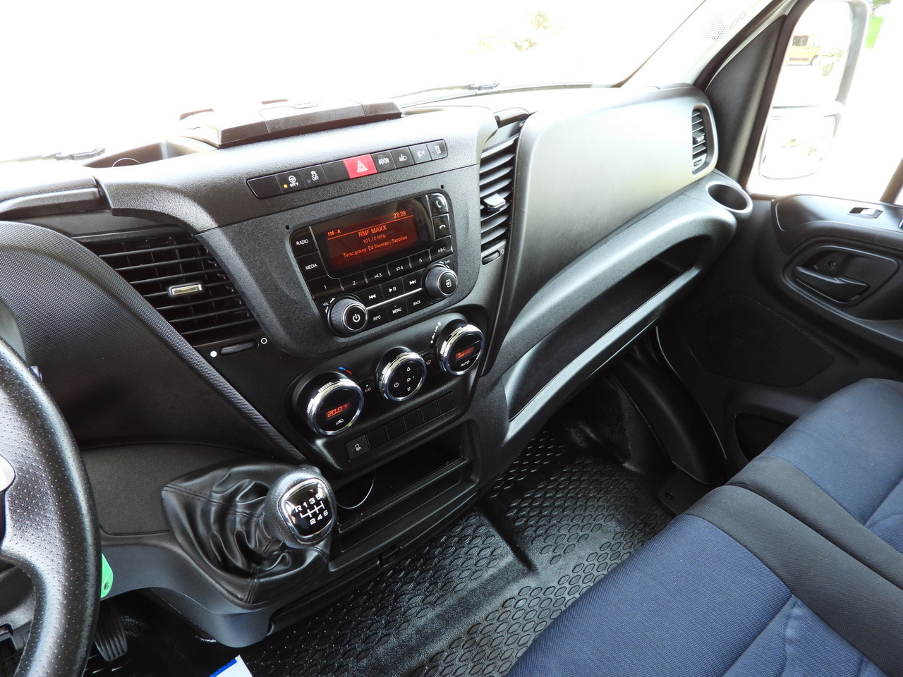 Furgoneta con lona IVECO DAILY 35S18 TARPAULIN 10 PALLETS WEBASTO CRUISE CONTROL LED LIGHTS PNEUMATICS AIR CONDITIONING 180HP: foto 40 Furgoneta con lona IVECO DAILY 35S18 TARPAULIN 10 PALLETS WEBASTO CRUISE CONTROL LED LIGHTS PNEUMATICS AIR CONDITIONING 180HP: foto 40