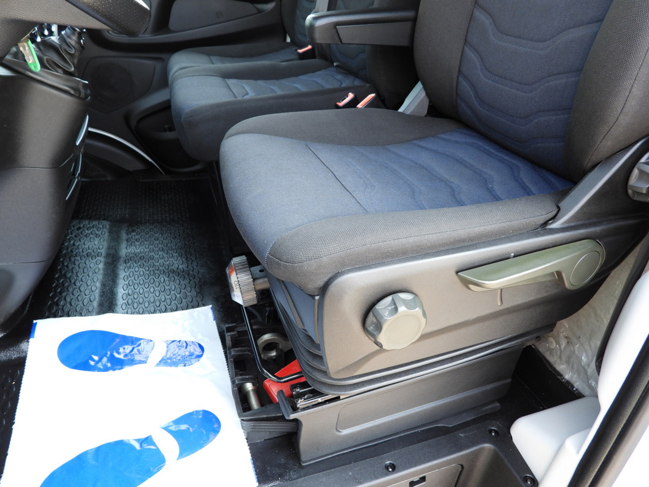 Furgoneta con lona IVECO DAILY 35S18 TARPAULIN 10 PALLETS WEBASTO CRUISE CONTROL LED LIGHTS PNEUMATICS AIR CONDITIONING 180HP: foto 33 Furgoneta con lona IVECO DAILY 35S18 TARPAULIN 10 PALLETS WEBASTO CRUISE CONTROL LED LIGHTS PNEUMATICS AIR CONDITIONING 180HP: foto 33