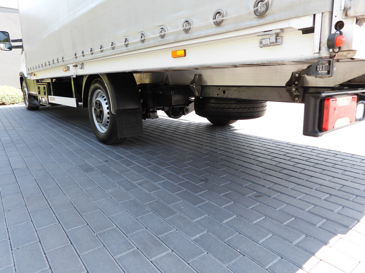 Furgoneta con lona IVECO DAILY 35S18 TARPAULIN 10 PALLETS WEBASTO CRUISE CONTROL LED LIGHTS PNEUMATICS AIR CONDITIONING 180HP: foto 16 Furgoneta con lona IVECO DAILY 35S18 TARPAULIN 10 PALLETS WEBASTO CRUISE CONTROL LED LIGHTS PNEUMATICS AIR CONDITIONING 180HP: foto 16