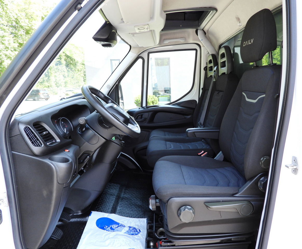Furgoneta con lona IVECO DAILY 35S18 TARPAULIN 10 PALLETS WEBASTO CRUISE CONTROL LED LIGHTS PNEUMATICS AIR CONDITIONING 180HP: foto 32 Furgoneta con lona IVECO DAILY 35S18 TARPAULIN 10 PALLETS WEBASTO CRUISE CONTROL LED LIGHTS PNEUMATICS AIR CONDITIONING 180HP: foto 32