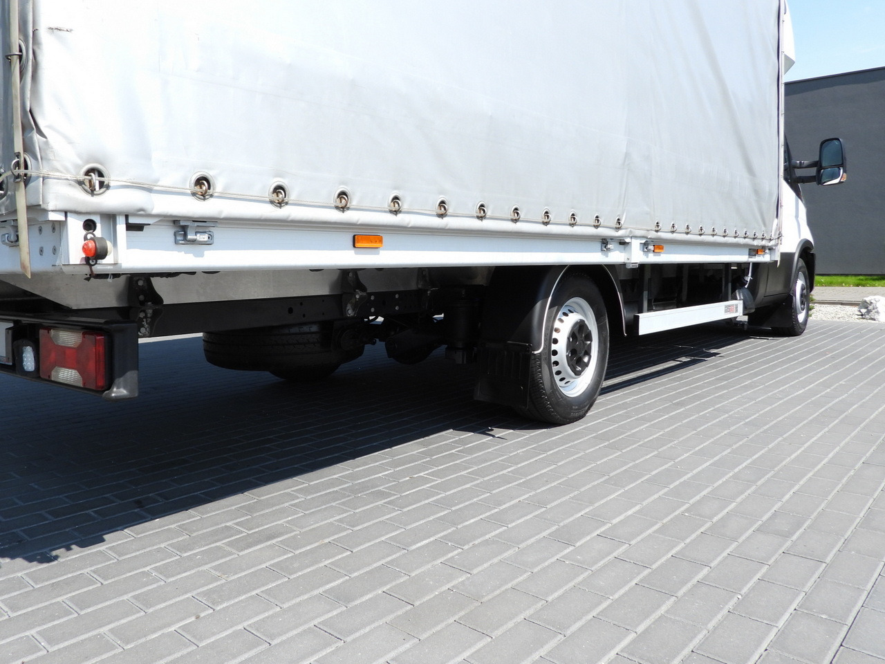 Furgoneta con lona IVECO DAILY 35S18 TARPAULIN 10 PALLETS WEBASTO CRUISE CONTROL LED LIGHTS PNEUMATICS AIR CONDITIONING 180HP: foto 17 Furgoneta con lona IVECO DAILY 35S18 TARPAULIN 10 PALLETS WEBASTO CRUISE CONTROL LED LIGHTS PNEUMATICS AIR CONDITIONING 180HP: foto 17