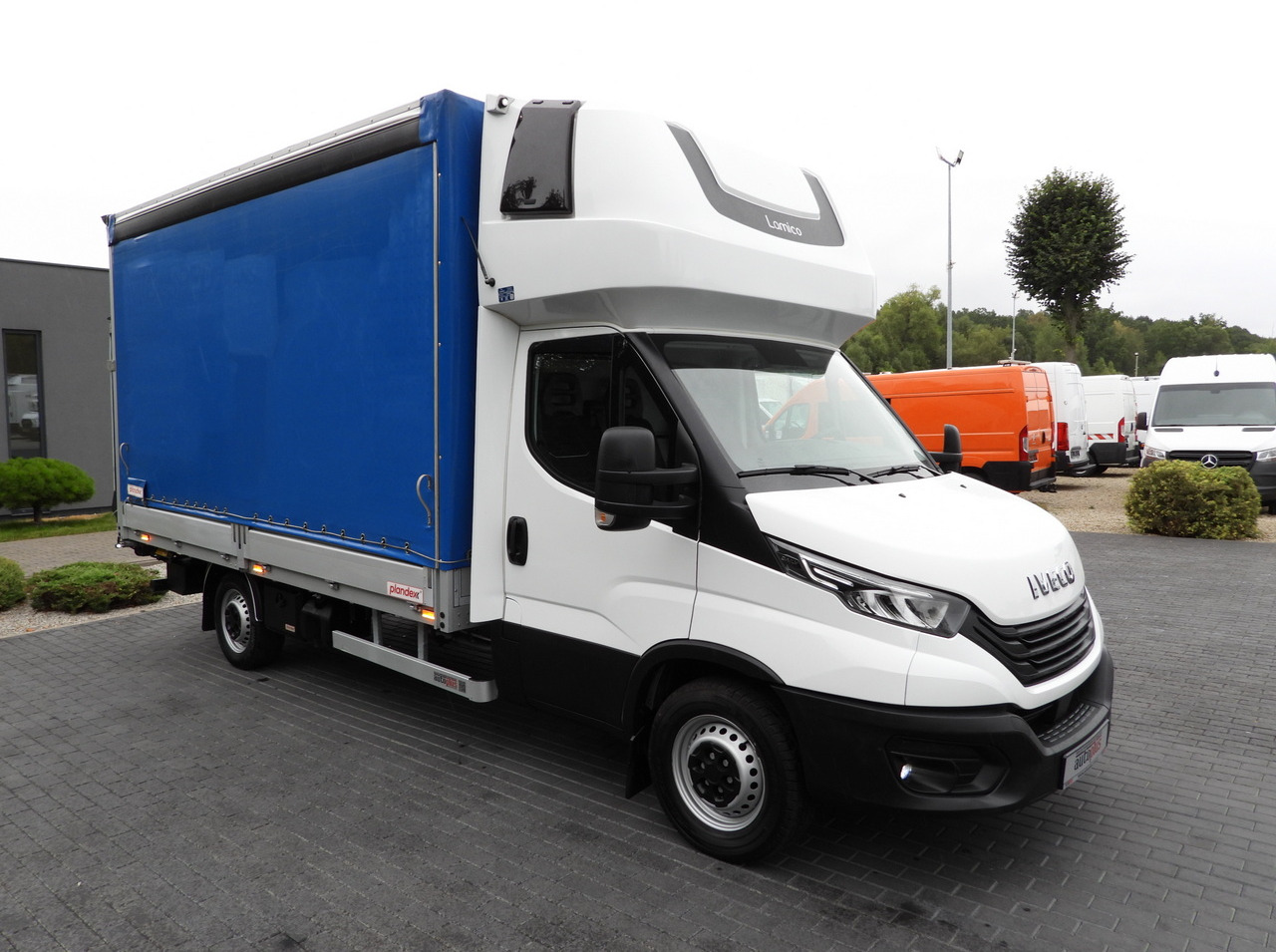 IVECO DAILY 35S18 TARPAULIN LIFT 8 PALLETS WEBASTO CRUISE CONTROL LED LIGHTS AIR CONDITIONING  180HP - Furgoneta con lona: foto 4 IVECO DAILY 35S18 TARPAULIN LIFT 8 PALLETS WEBASTO CRUISE CONTROL LED LIGHTS AIR CONDITIONING  180HP - Furgoneta con lona: foto 4