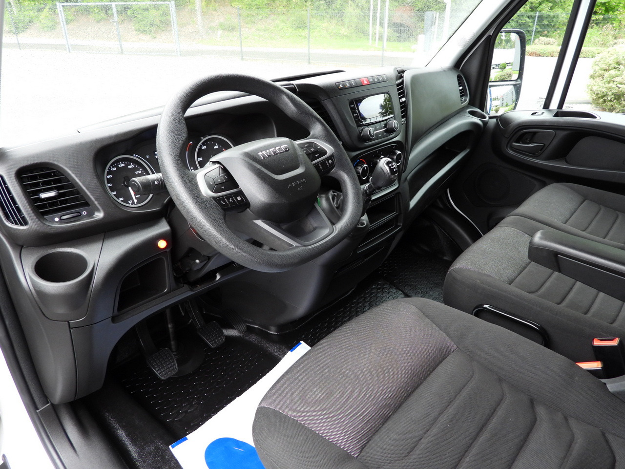 IVECO DAILY 35S18 TARPAULIN LIFT 8 PALLETS WEBASTO CRUISE CONTROL LED LIGHTS AIR CONDITIONING  180HP - Furgoneta con lona: foto 2 IVECO DAILY 35S18 TARPAULIN LIFT 8 PALLETS WEBASTO CRUISE CONTROL LED LIGHTS AIR CONDITIONING  180HP - Furgoneta con lona: foto 2