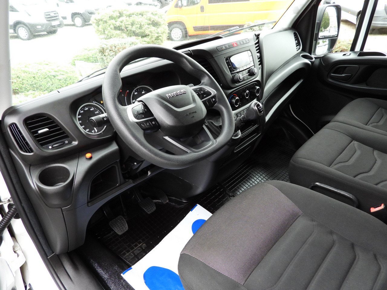 IVECO DAILY 35S18 TARPAULIN LIFT 8 PALLETS WEBASTO CRUISE CONTROL LED LIGHTS AIR CONDITIONING  180HP - Furgoneta con lona: foto 2 IVECO DAILY 35S18 TARPAULIN LIFT 8 PALLETS WEBASTO CRUISE CONTROL LED LIGHTS AIR CONDITIONING  180HP - Furgoneta con lona: foto 2