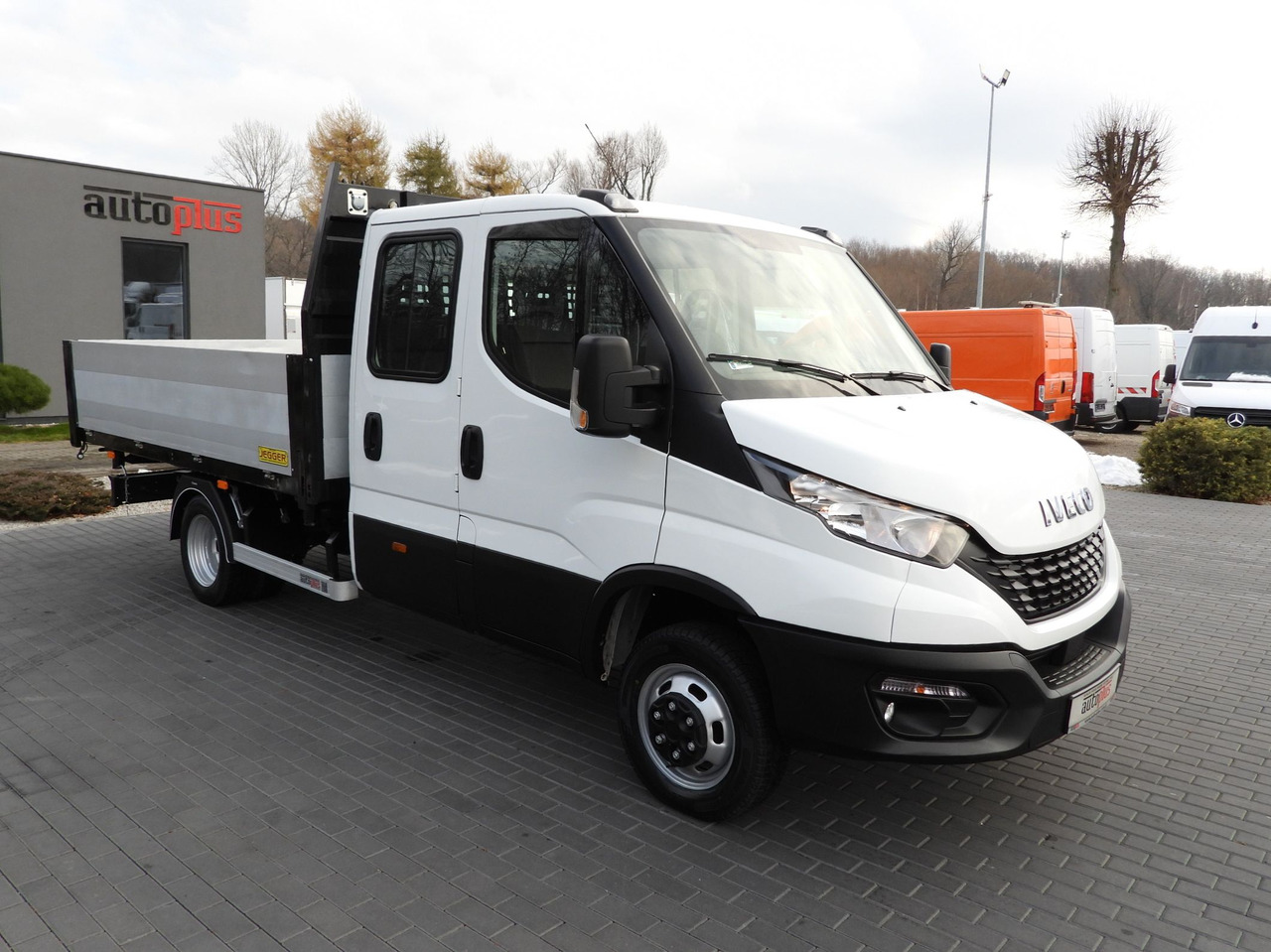 IVECO DAILY 50C16 THREE-WAY TIPPER DOUBLE CABIN DOKA 6 SEATS CRUISE CONTROL PNEUMATICS TWIN WHEELS AIR CONDITIONING 160HP - Furgoneta basculante: foto 4 IVECO DAILY 50C16 THREE-WAY TIPPER DOUBLE CABIN DOKA 6 SEATS CRUISE CONTROL PNEUMATICS TWIN WHEELS AIR CONDITIONING 160HP - Furgoneta basculante: foto 4