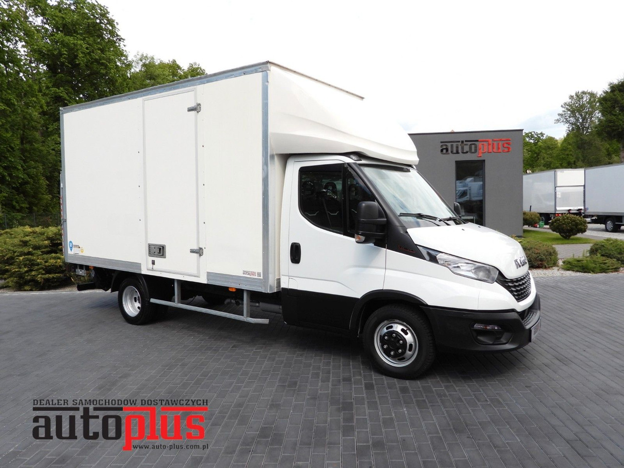 Iveco DAILY 35C16 KOFFER AUFZUG 8 PALETTEN TEMPOMAT Iveco DAILY 35C16 KOFFER AUFZUG 8 PALETTEN TEMPOMAT - Furgoneta caja cerrada: foto 1 Iveco DAILY 35C16 KOFFER AUFZUG 8 PALETTEN TEMPOMAT Iveco DAILY 35C16 KOFFER AUFZUG 8 PALETTEN TEMPOMAT - Furgoneta caja cerrada: foto 1