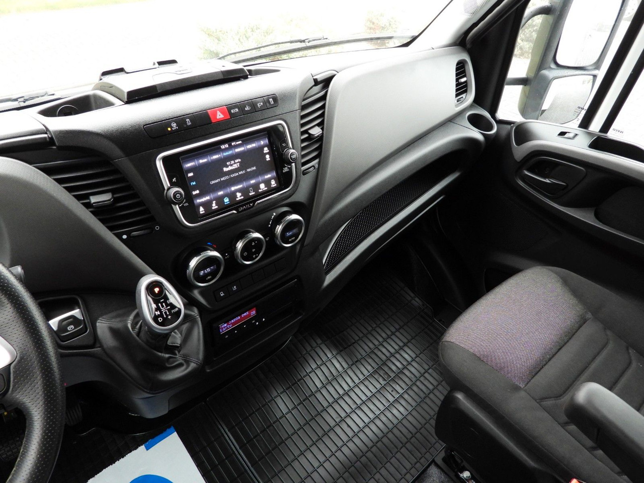 Furgoneta con lona Iveco DAILY 72C18 PRITSCHE PLANE AUFZUG 16 PALETTEN: foto 25
