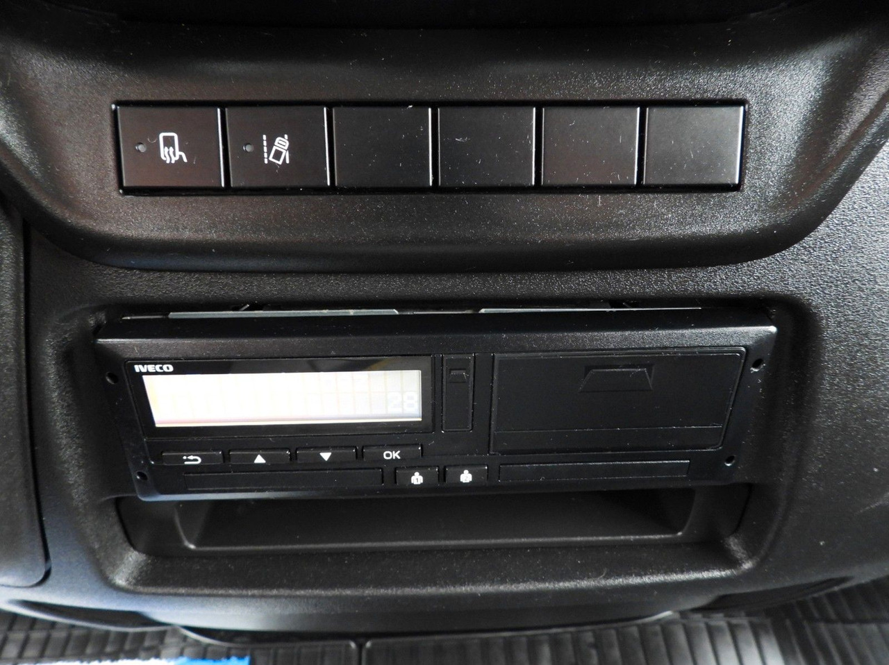Furgoneta con lona Iveco DAILY 72C18 PRITSCHE PLANE AUFZUG 16 PALETTEN: foto 27