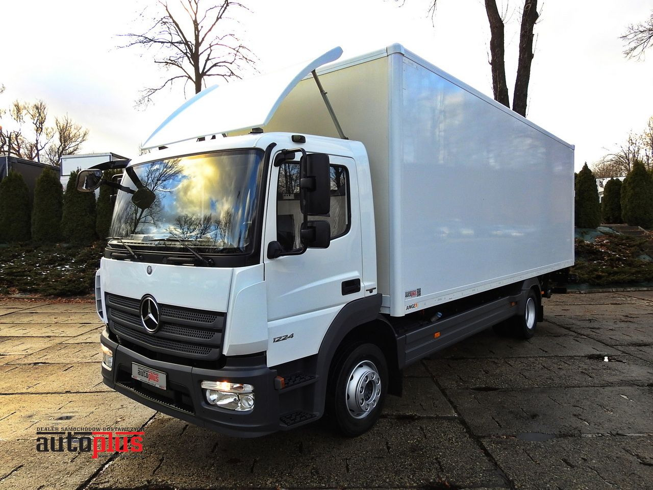 MERCEDES ATEGO 12.24 BOX LIFT 18 PALLETS CRUISE CONTROL AUTOMATIC TRANSMISSION TWIN WHEELS AIR CONDITIONING 240HP - Camión caja cerrada: foto 1 MERCEDES ATEGO 12.24 BOX LIFT 18 PALLETS CRUISE CONTROL AUTOMATIC TRANSMISSION TWIN WHEELS AIR CONDITIONING 240HP - Camión caja cerrada: foto 1