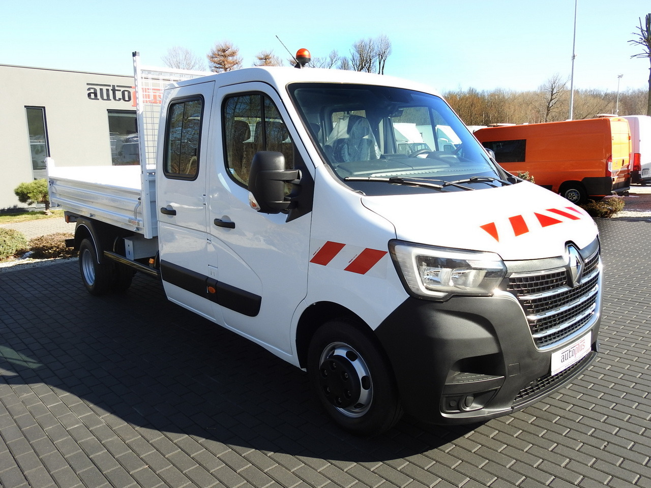 RENAULT MASTER TIPPER DOUBLE CABIN DOKA 6 SEATS CRUISE CONTROL AIR CONDITIONING LED LIGHTS TWIN WHEELS 130HP - Furgoneta basculante: foto 4 RENAULT MASTER TIPPER DOUBLE CABIN DOKA 6 SEATS CRUISE CONTROL AIR CONDITIONING LED LIGHTS TWIN WHEELS 130HP - Furgoneta basculante: foto 4
