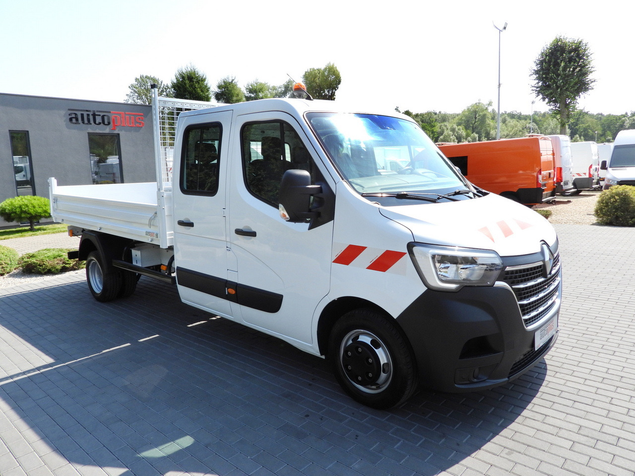 RENAULT MASTER TIPPER DOUBLE CABIN DOKA 6 SEATS CRUISE CONTROL LED LIGHTS TWIN WHEELS AIR CONDITIONING 130HP - Furgoneta basculante: foto 4 RENAULT MASTER TIPPER DOUBLE CABIN DOKA 6 SEATS CRUISE CONTROL LED LIGHTS TWIN WHEELS AIR CONDITIONING 130HP - Furgoneta basculante: foto 4