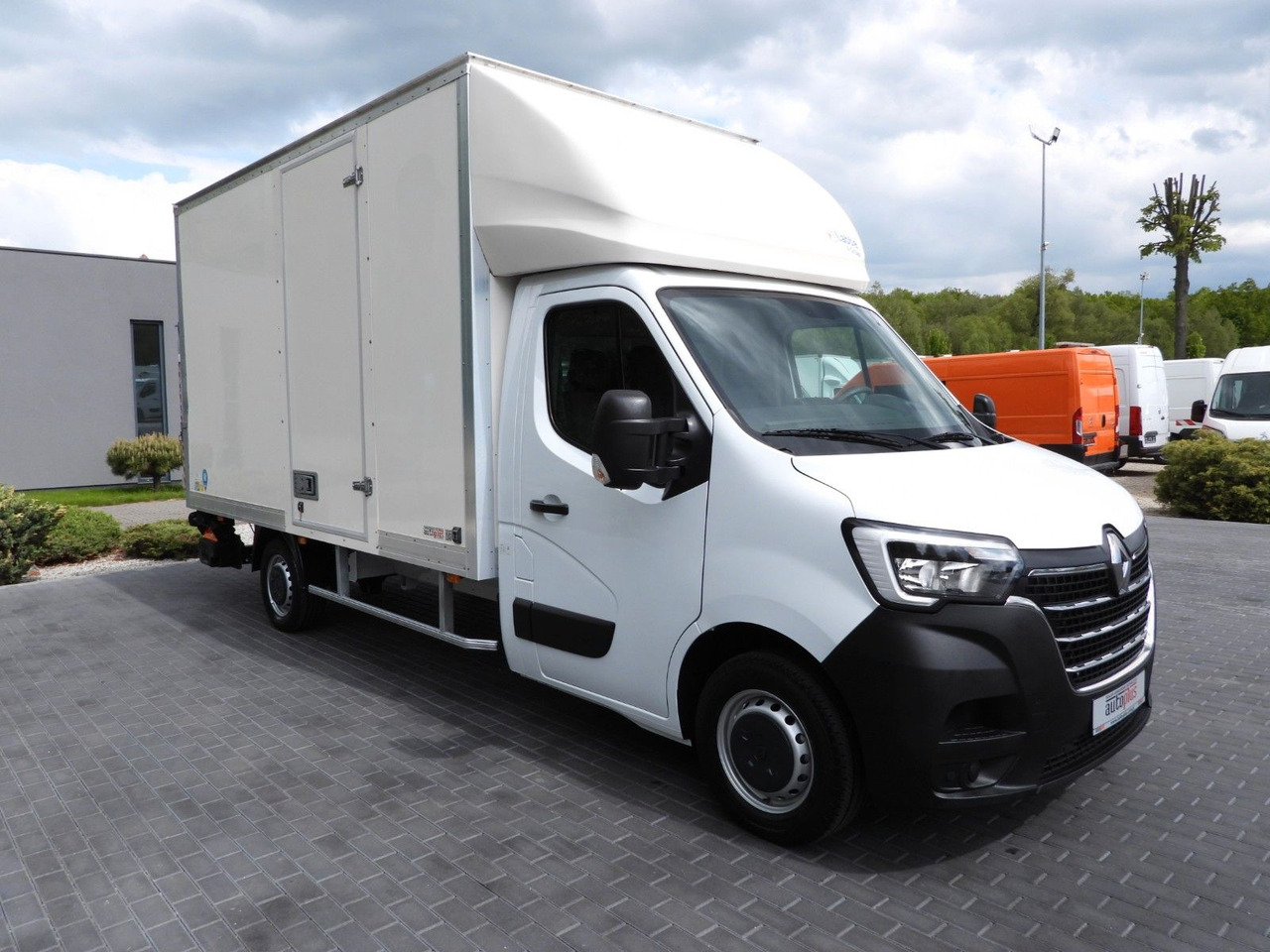 Renault MASTER KOFFER AUFZUG 8 PALETTEN TEMPOMAT A/C LED Renault MASTER KOFFER AUFZUG 8 PALETTEN TEMPOMAT A/C LED - Furgoneta caja cerrada: foto 4 Renault MASTER KOFFER AUFZUG 8 PALETTEN TEMPOMAT A/C LED Renault MASTER KOFFER AUFZUG 8 PALETTEN TEMPOMAT A/C LED - Furgoneta caja cerrada: foto 4
