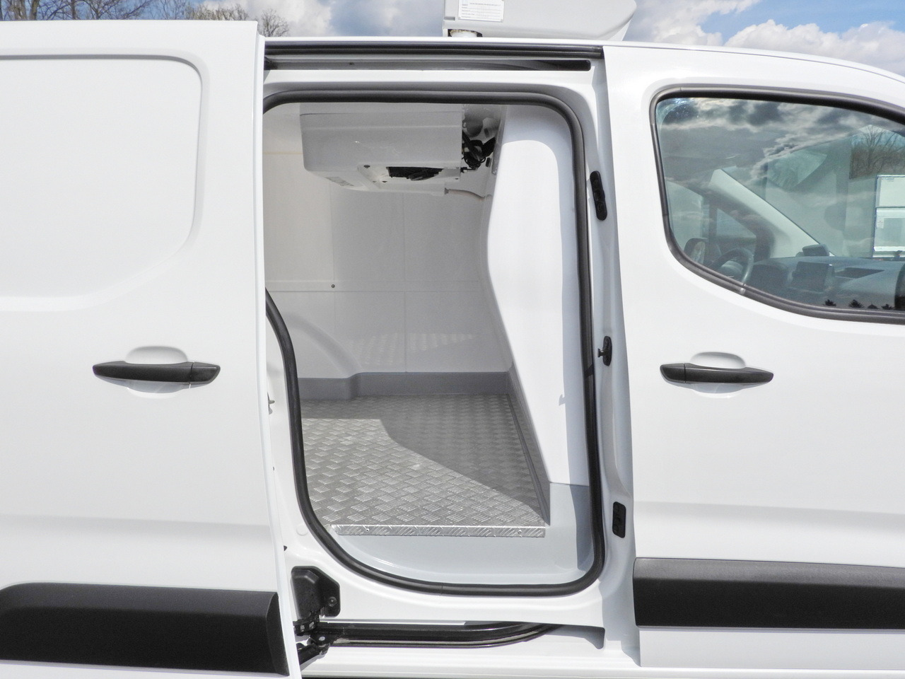 Leasing de TOYOTA PROACE CITY  REFRIGERATOR VAN -15*C POWER SUPPLY 230V CRUISE CONTROL AIR CONDITIONING  100HP TOYOTA PROACE CITY  REFRIGERATOR VAN -15*C POWER SUPPLY 230V CRUISE CONTROL AIR CONDITIONING  100HP: foto 24