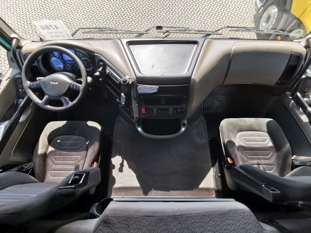 Camión transporte de ganado DAF XF 105.460 / Intarder / 4 Stock / KOMPLETT ! DAF XF 105.460 / Intarder / 4 Stock / KOMPLETT !: foto 14 Camión transporte de ganado DAF XF 105.460 / Intarder / 4 Stock / KOMPLETT ! DAF XF 105.460 / Intarder / 4 Stock / KOMPLETT !: foto 14