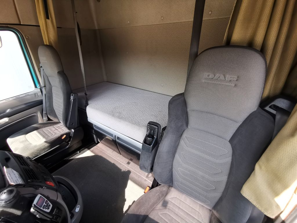 Camión transporte de ganado DAF XF 105.460 / Intarder / 4 Stock / KOMPLETT ! DAF XF 105.460 / Intarder / 4 Stock / KOMPLETT !: foto 13 Camión transporte de ganado DAF XF 105.460 / Intarder / 4 Stock / KOMPLETT ! DAF XF 105.460 / Intarder / 4 Stock / KOMPLETT !: foto 13