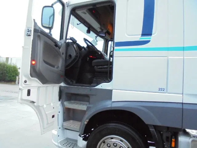 Cabeza tractora DAF XF 440: foto 8