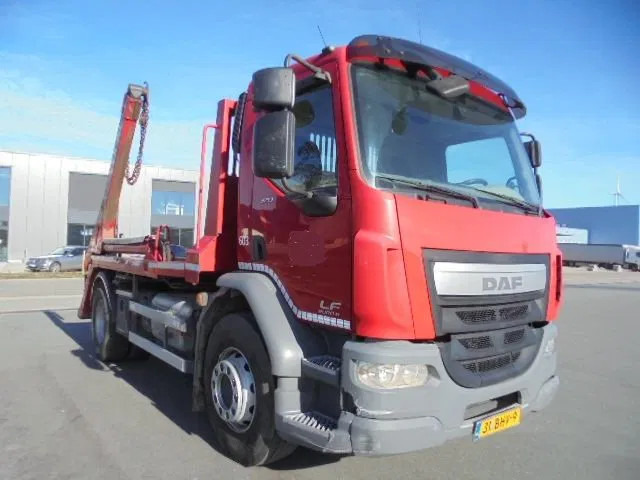 DAF LF LF 320 - Camión portacontenedor de cadenas: foto 3 DAF LF LF 320 - Camión portacontenedor de cadenas: foto 3