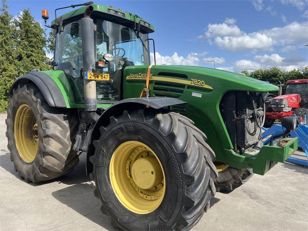 John Deere 7820 - Tractor: foto 2 John Deere 7820 - Tractor: foto 2