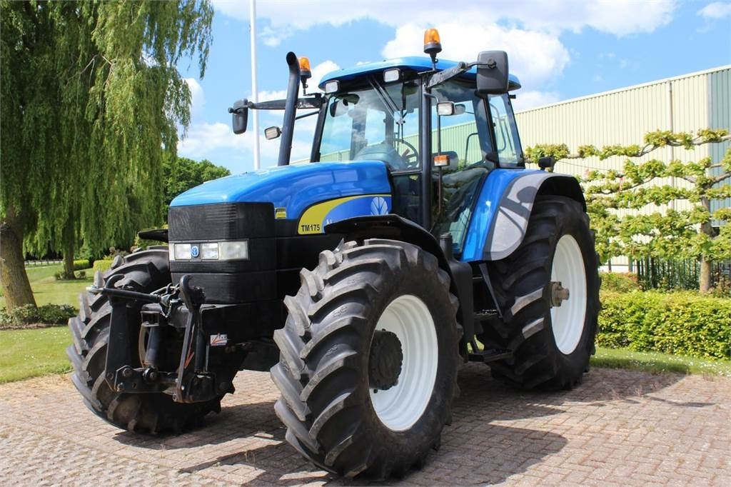 New Holland TM175 - Tractor: foto 1 New Holland TM175 - Tractor: foto 1